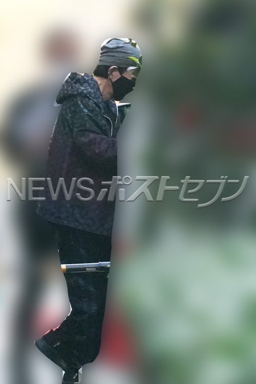 車椅子から降りて自ら立ち、送迎車に乗り込む