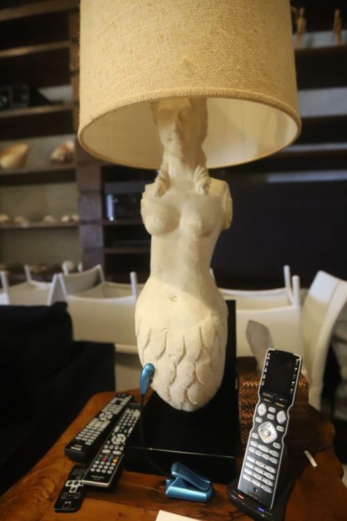 人魚を象ったライトスタンド（米・下院監視委員会の民主党の委員によって公開された写真）