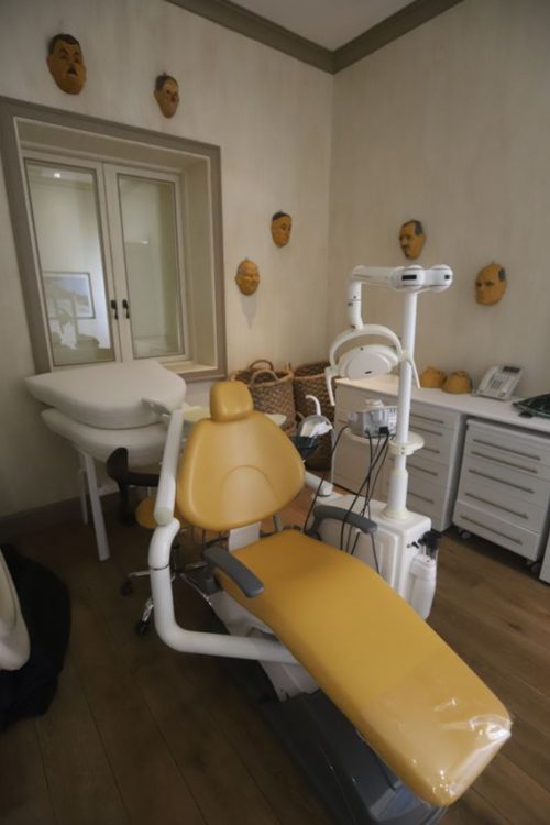 歯科医院のような設備を持つ部屋（米・下院監視委員会の民主党の委員によって公開された写真）