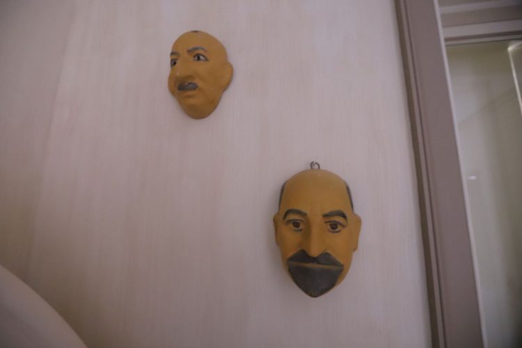 四方の壁にはリアルな中年男性の顔を模した仮面のようなものが至る所に掲示されていた（米・下院監視委員会の民主党の委員によって公開された写真）