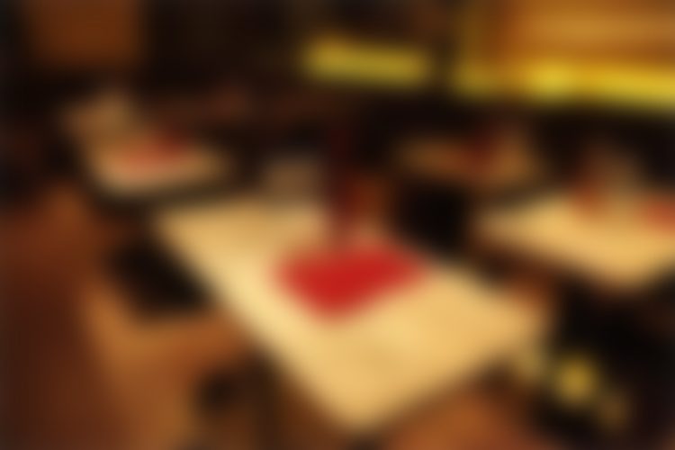 使用された赤坂の“リーズナブルなキャバクラ”店内。薄暗い光が漏れている