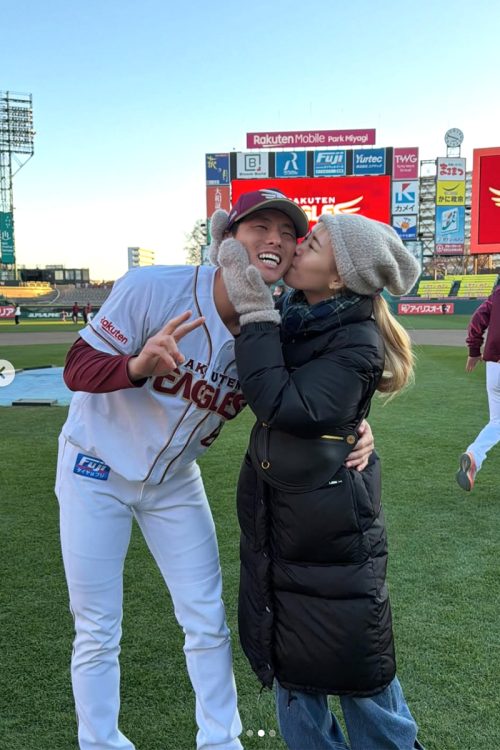 一年の疲れを吹き飛ばすセリーナ夫人のキス（インスタグラムより）