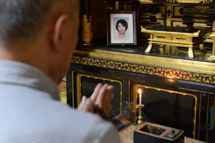 仏壇に手を合わせる高羽さん(撮影・水谷竹秀)