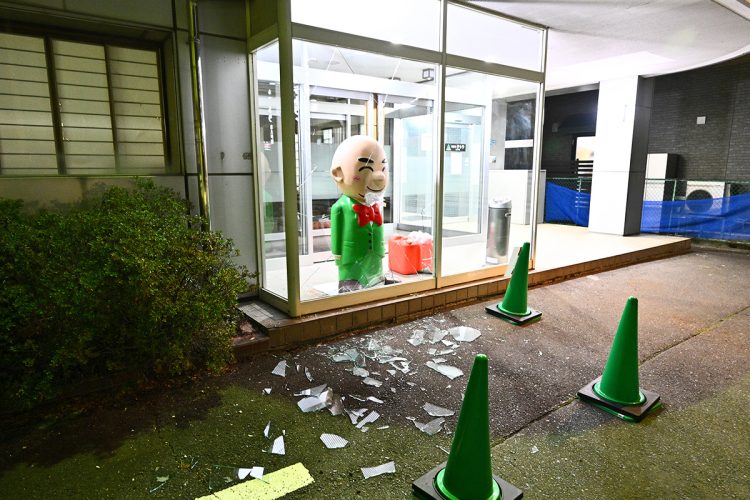 窓ガラスが粉々に…