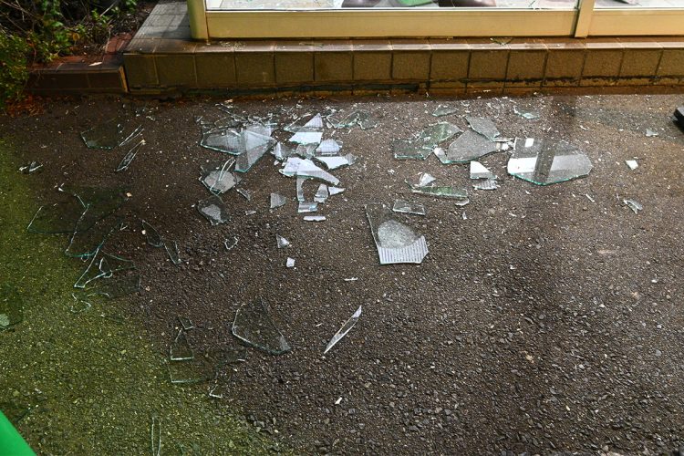 地面には散らばったガラスの破片が