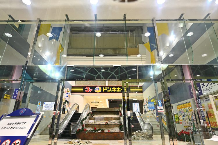 地震の被害で、休業となった八戸の商業施設