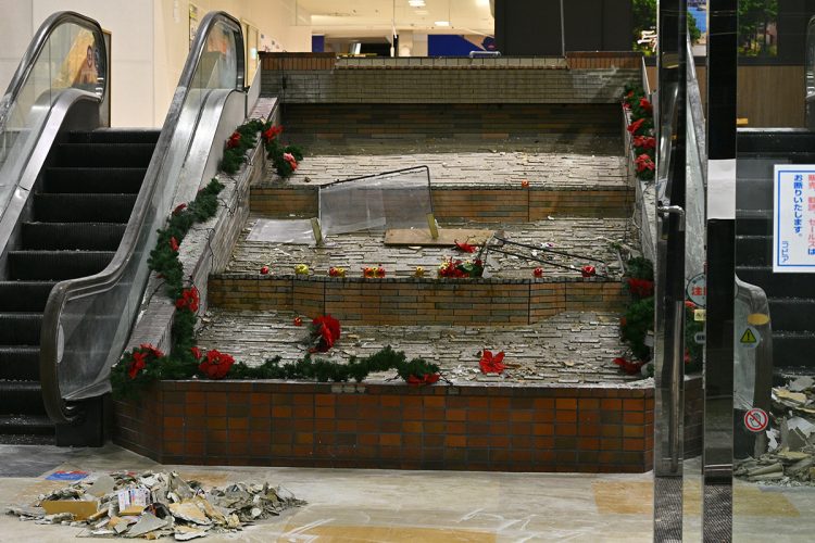 エスカレーター横のディスプレイは見るも無惨な姿に