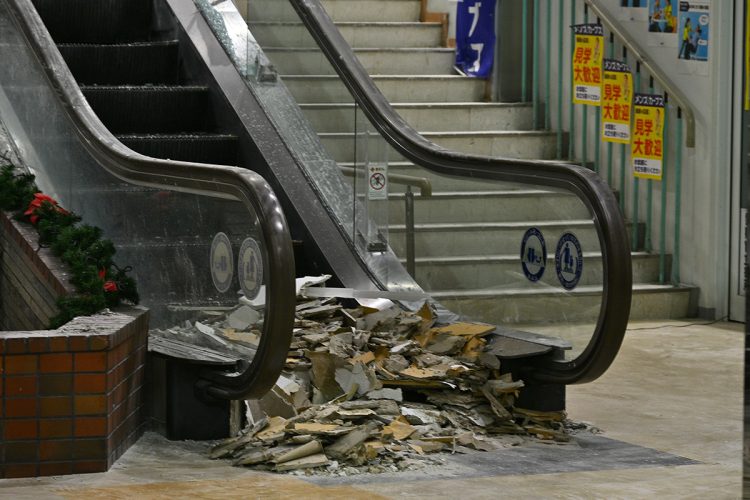 エスカレーターのふもとには瓦礫の山が