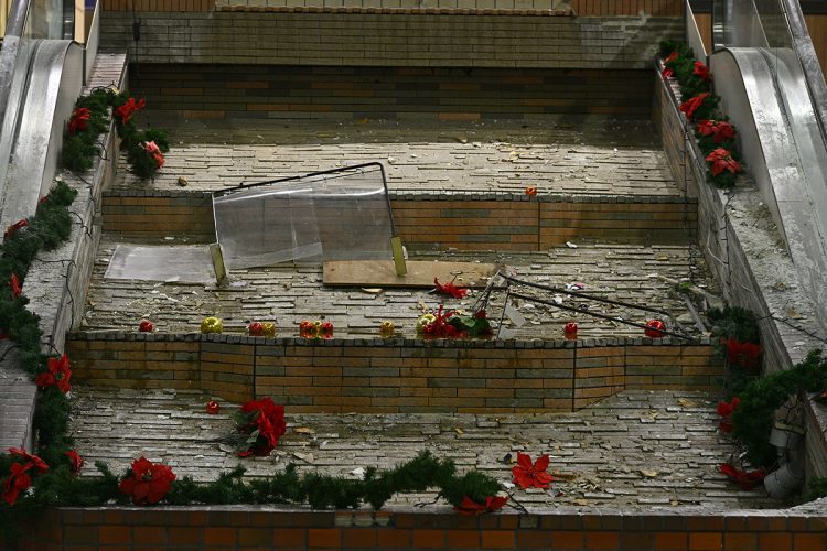 エスカレーター横のディスプレイは見るも無惨な姿に