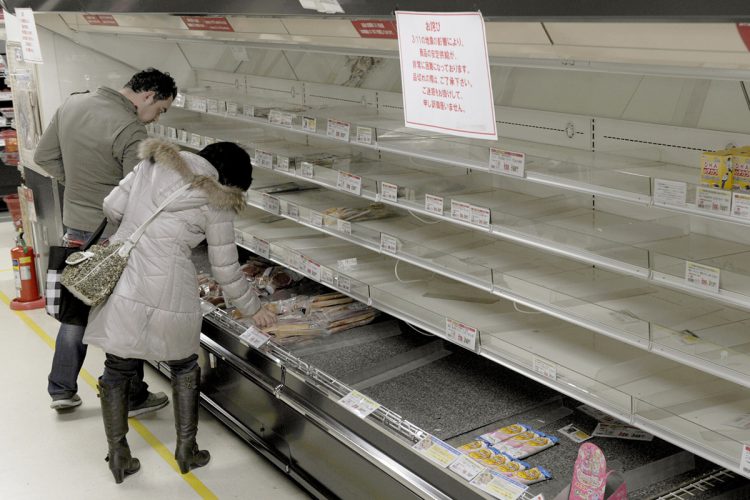 商品がなくなったスーパーの食料品売り場（2011年、東京都。写真／共同通信社）