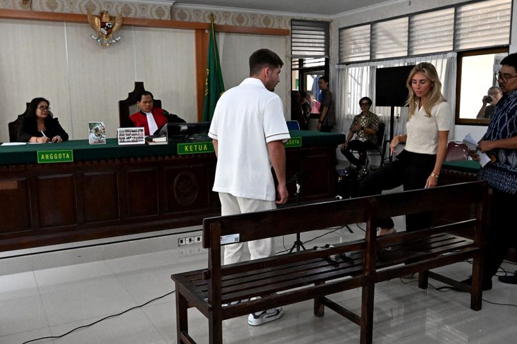 裁判所に連れ出されたボニーら（時事通信フォト）