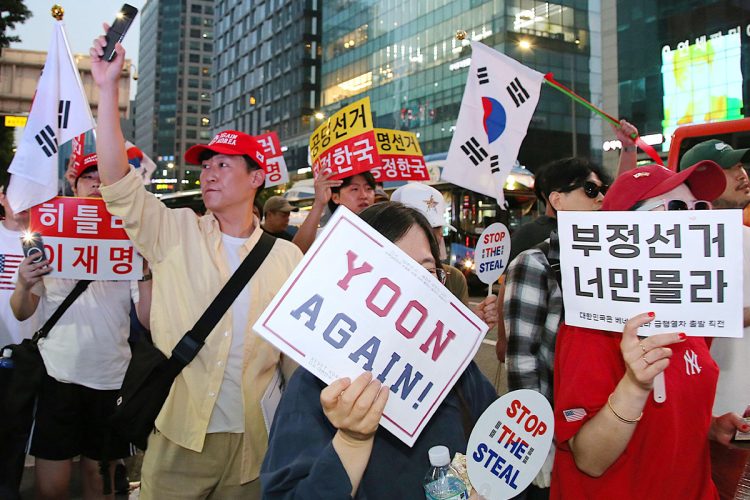 今年6月に行われたソウル中心部でのデモの様子(共同通信社)