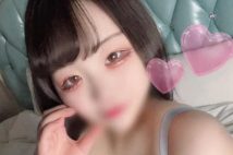 地雷系メイクの小原容疑者（店舗ホームページより。現在は削除済み）