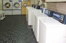 「飲酒してゴミ放置」「爆音でダンス」…コインランドリーに集う訪日外国人たちのマナーに地域住民から苦言も　「24時間営業で無人」の居心地の良さから“交流の場”に発展