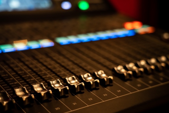 静かな収録だったのにOAでは騒々しいとなることも(イメージ)