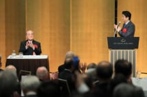中曽根氏の白寿を祝い会合に出席した安倍首相(2017年5月15日/時事通信フォト)