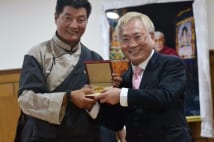 高須院長 チベットで亡命政府大統領に「高須平和賞」を授与