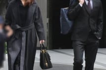 長谷川京子&新藤晴一 長女の入学式で揃ってメガネルック