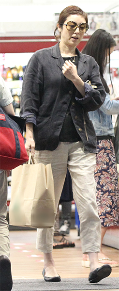 高岡早紀 元内縁夫逮捕直後 サングラスかけてお買い物写真 Newsポストセブン Part 3 高岡早紀 元内縁夫逮捕直後 サングラスかけてお買い物写真 Newsポストセブン Part 3