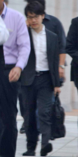 小室圭さん メガネ姿で足早に歩く「デキる男」写真｜NEWSポスト