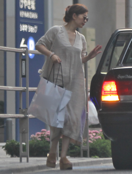 篠原涼子 ベージュのワンピ姿で2時間ショッピング写真 Newsポストセブン Part 4