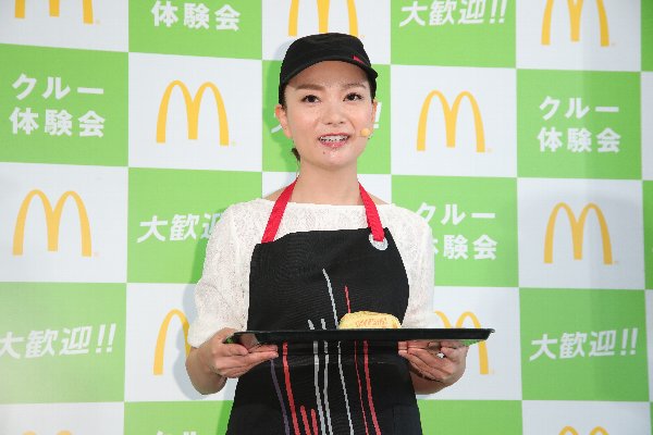 保田圭が約年ぶりのマクド制服姿 チーズバーガー作る Newsポストセブン Part 3