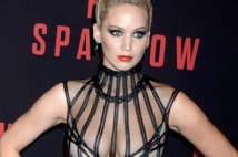 ジェニファー・ローレンス 角質除去とナイトマスクで肌ケア