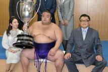貴景勝の「美しすぎる母親」 正体は芦屋生まれのお受験ママ