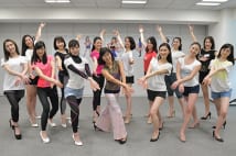 「ミス日本2019」ファイナリスト(前列中央はダンス講師の山岡有美先生)