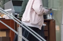 前田敦子 ふっくらお腹でテラス席ひとりランチタイム写真