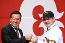丸佳浩の入団会見で笑顔を見せる原辰徳監督(写真:時事通信フォト)