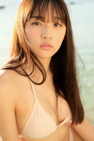 浅川梨奈 アイドル ポラロイド写真 ビキニ グラビア界最強ボディ・浅川梨奈、話題の写真集からビキニカット