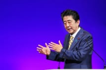 (安倍首相の)『安』の文字を含めた、新元号の複数案を示したという安倍首相(時事通信フォト)