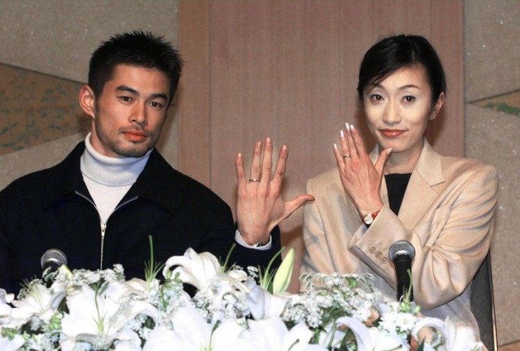 1999年12月、結婚式を挙げた2人の帰国後記者会見（時事通信フォト）