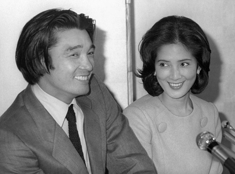 1980年、いしだあゆみさんとの婚約を発表した萩原健一さん（共同通信社）
