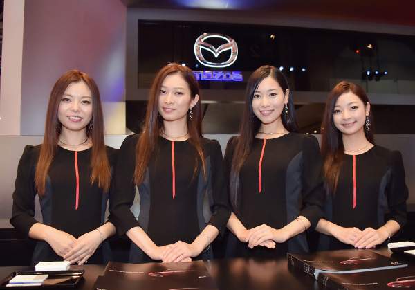 東京モーターショー、マツダブースの美女コンパニオンたち