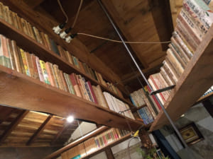 四方を本に囲まれた古書店「邯鄲堂」（鳥取）