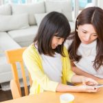 学校にスマホ持ち込みは中止になったけど・・・親の本心は?