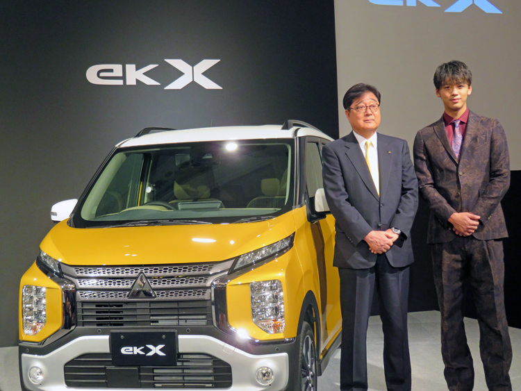 「ekクロス」発表会に登場した俳優の竹内涼真さん（右）と益子修・三菱自動車CEO