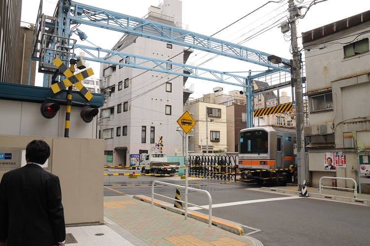 地下鉄銀座線の踏切。踏切の周囲は危険を防止する柵があり、物々しい