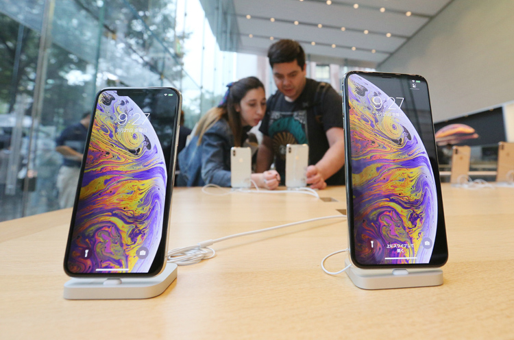 昨年発売したiPhoneXS(左)とXS Maxの売れ行きも芳しくない(時事通信フォト)