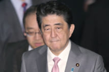 安倍首相、会見は裏目に出たか(時事通信フォト)