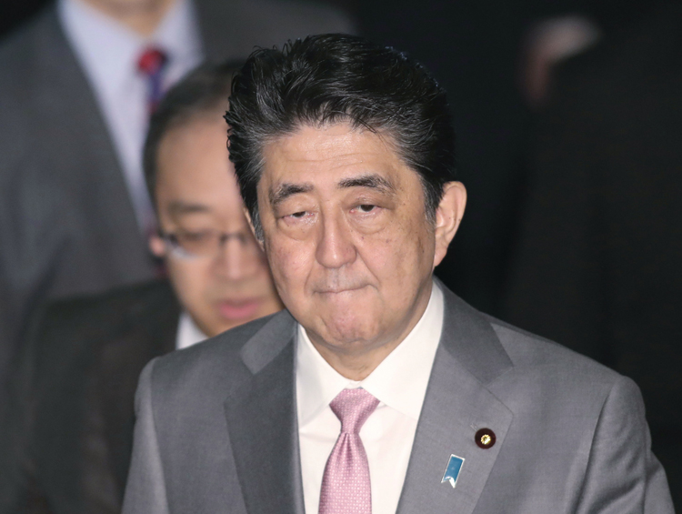 安倍首相、会見は裏目に出たか（時事通信フォト）