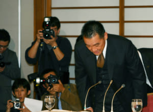 交通事故についての記者会見で、頭を下げる萩原健一さん（2004年）
