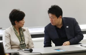 「都民ファーストの会」が開いた都議選新人向けの研修会で、言葉を交わす小池氏と野田氏（時事通信フォト）