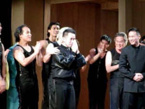 2004年、アメリカで行われたミュージカル「太平洋序曲」のカーテンコールで感極まる宮本亜門氏