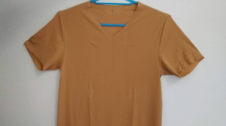 グンゼの「ステルスインナーVネックTシャツ」（スモークオレンジ）