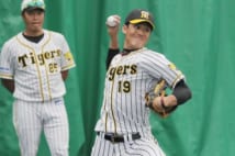 投球練習中の藤浪投手。左は福原忍投手コーチ(時事通信フォト)