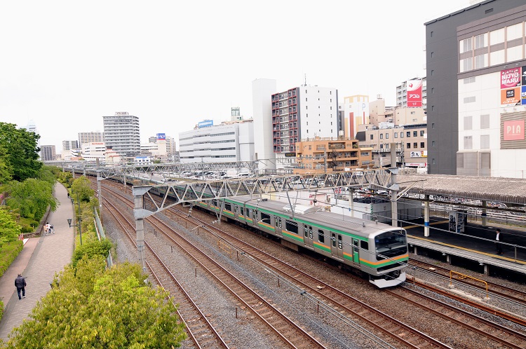 川口駅を通過するだけの中距離電車（湘南新宿ライン）