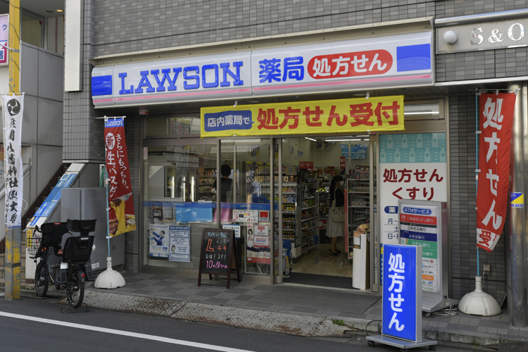 調剤薬局併設型の店舗も増やすローソン（時事通信フォト）